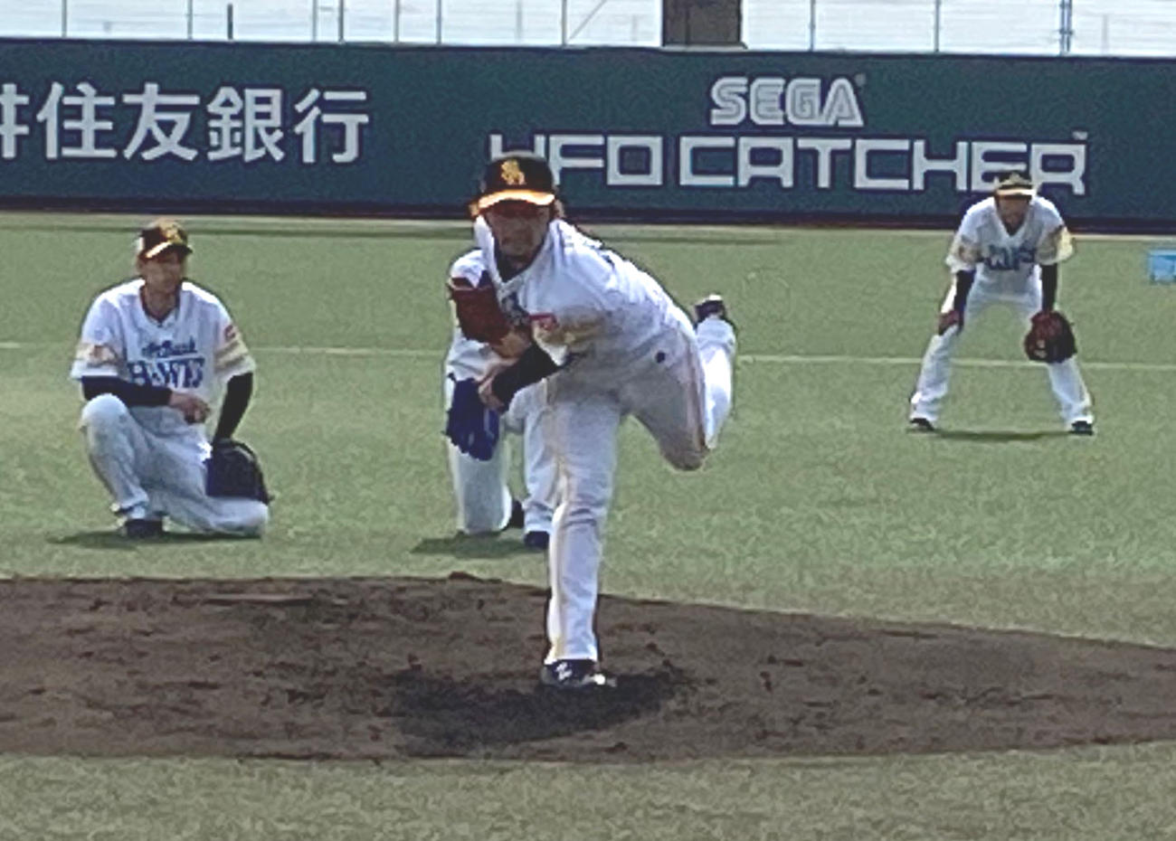 投内連係で軽快な動きを見せるソフトバンク古谷優人（球団提供）