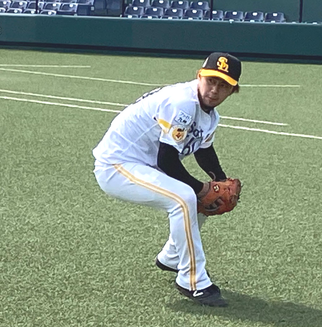 投内連係で軽快な動きを見せるソフトバンク古谷優人（球団提供）