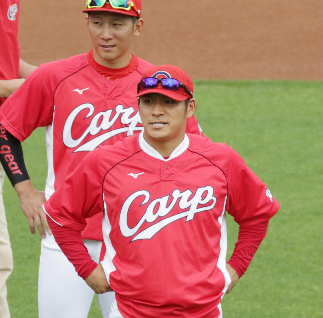 全体練習再開にあたり、グラウンドであいさつする広島田中広選手会長（撮影・加藤孝規）
