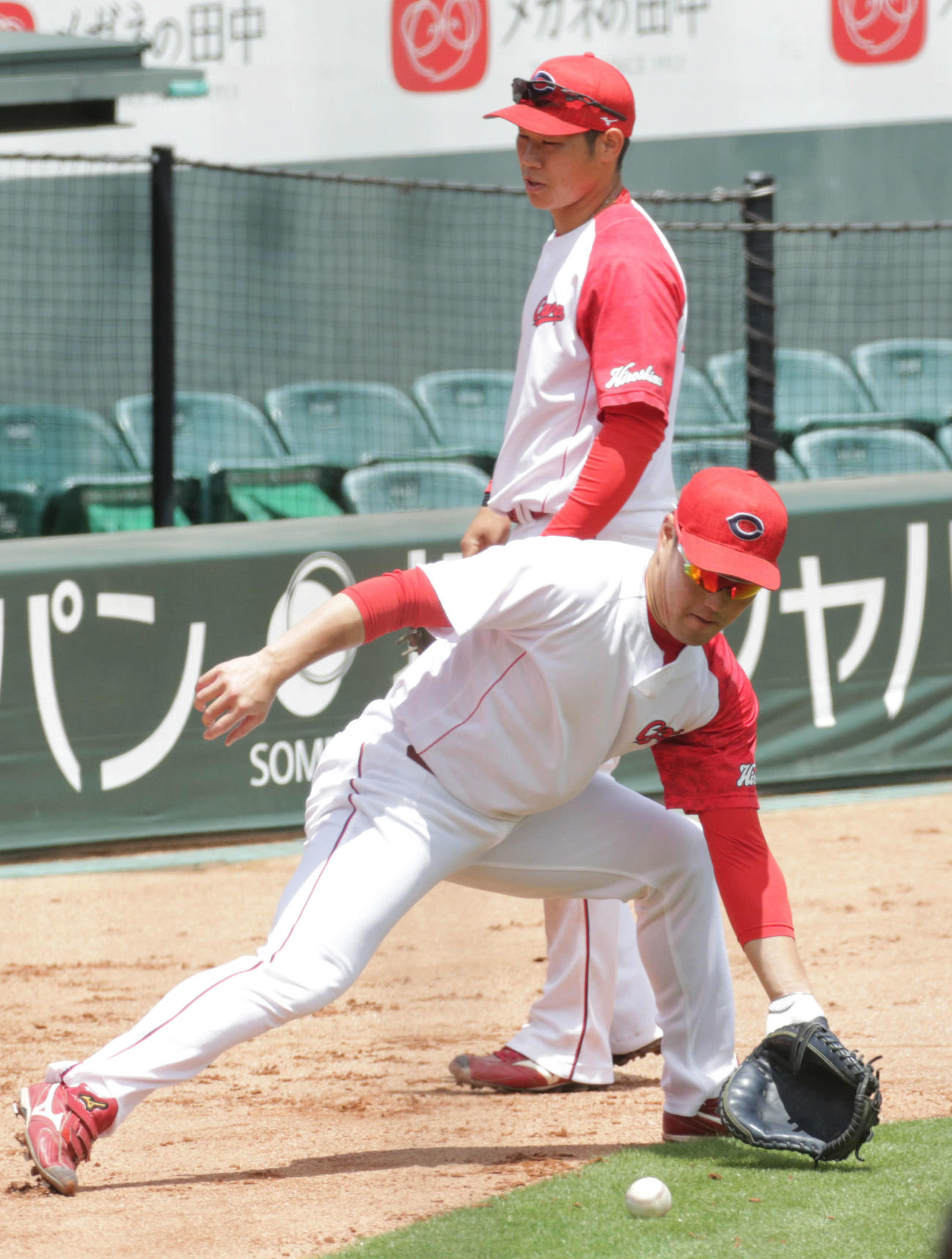1軍に合流した広島磯村。後ろは坂倉（撮影・加藤孝規）