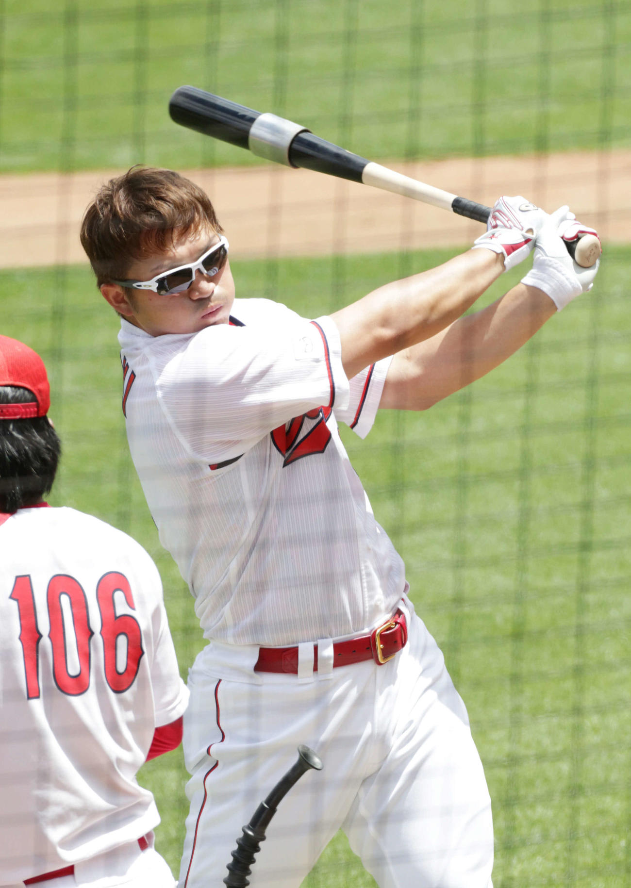 ティー打撃練習する広島鈴木誠（撮影・加藤孝規）