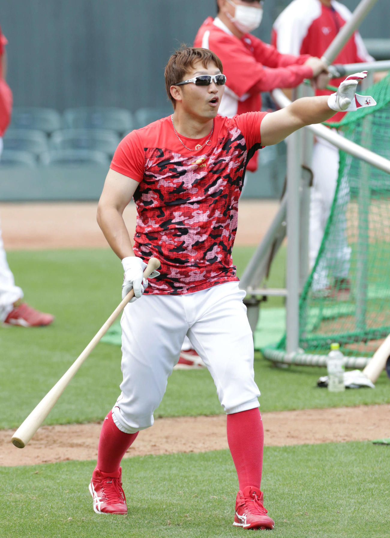 ノックバットでの的当てに成功し、大喜びの広島鈴木誠（撮影・加藤孝規）