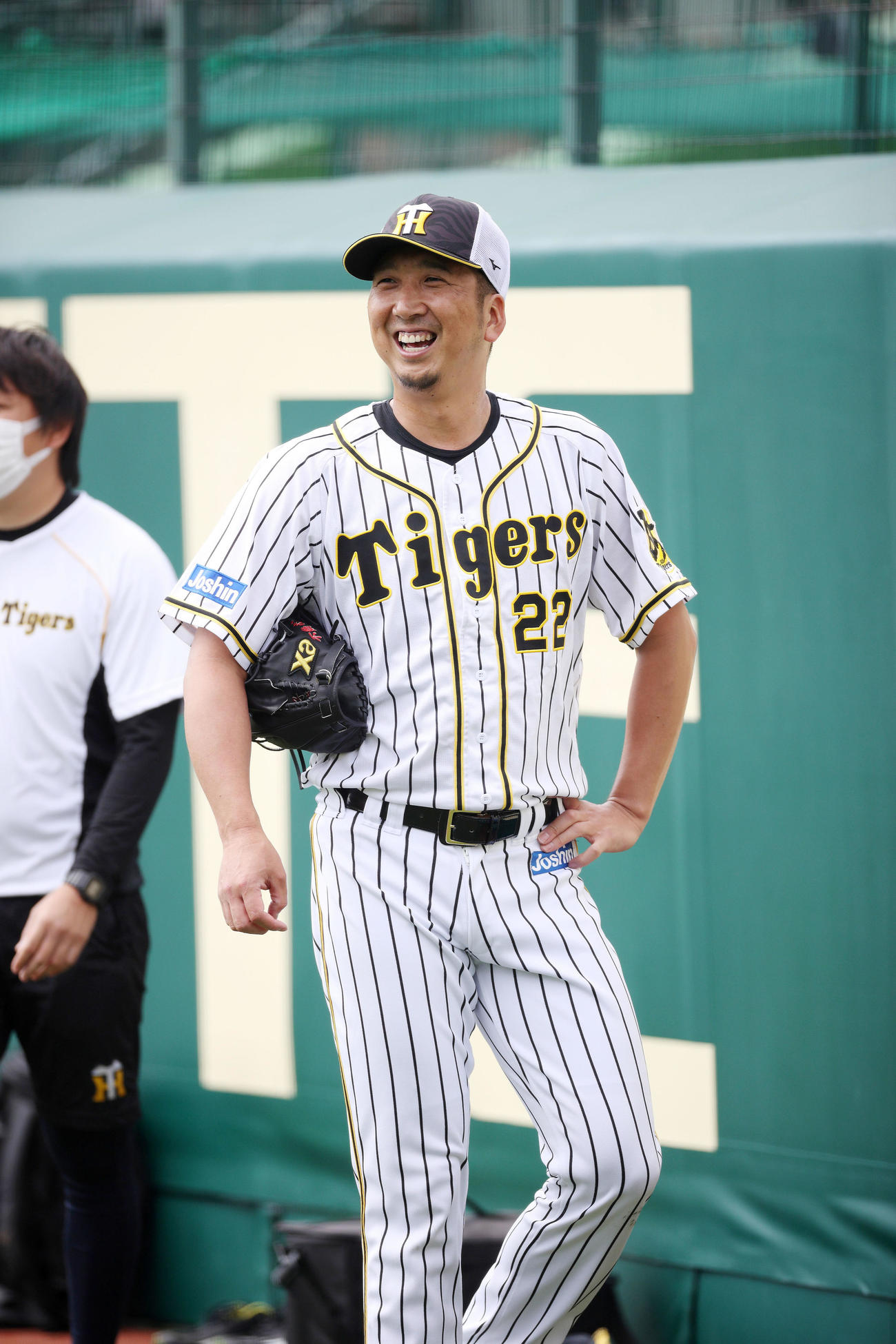 練習中、笑顔を見せる藤川（球団提供）