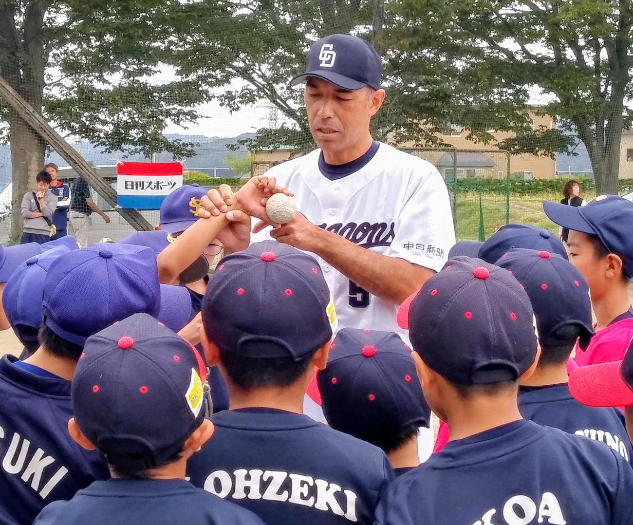 19年9月、秋田市での野球教室で小学生を教える和田一浩氏