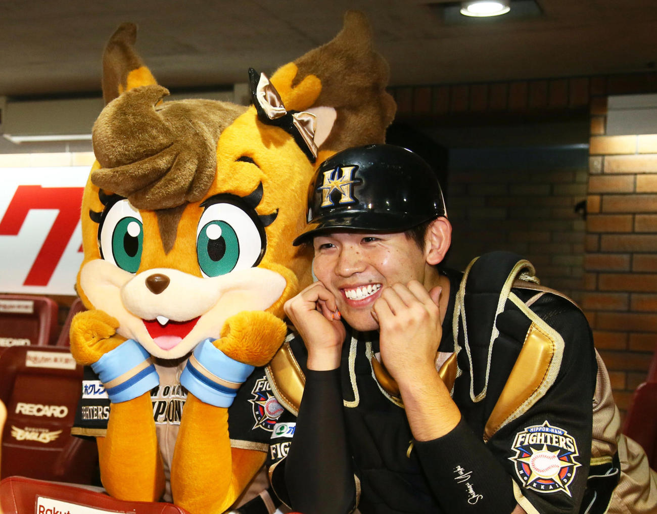 19年7月6日　楽天戦で決勝打を放ち、試合後マスコットのポリーとポーズを決める日本ハム清水