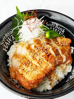 「おふぃしゃる居酒屋鷹正」のオリジナルメニュー、幸福豚グリル丼（球団提供）