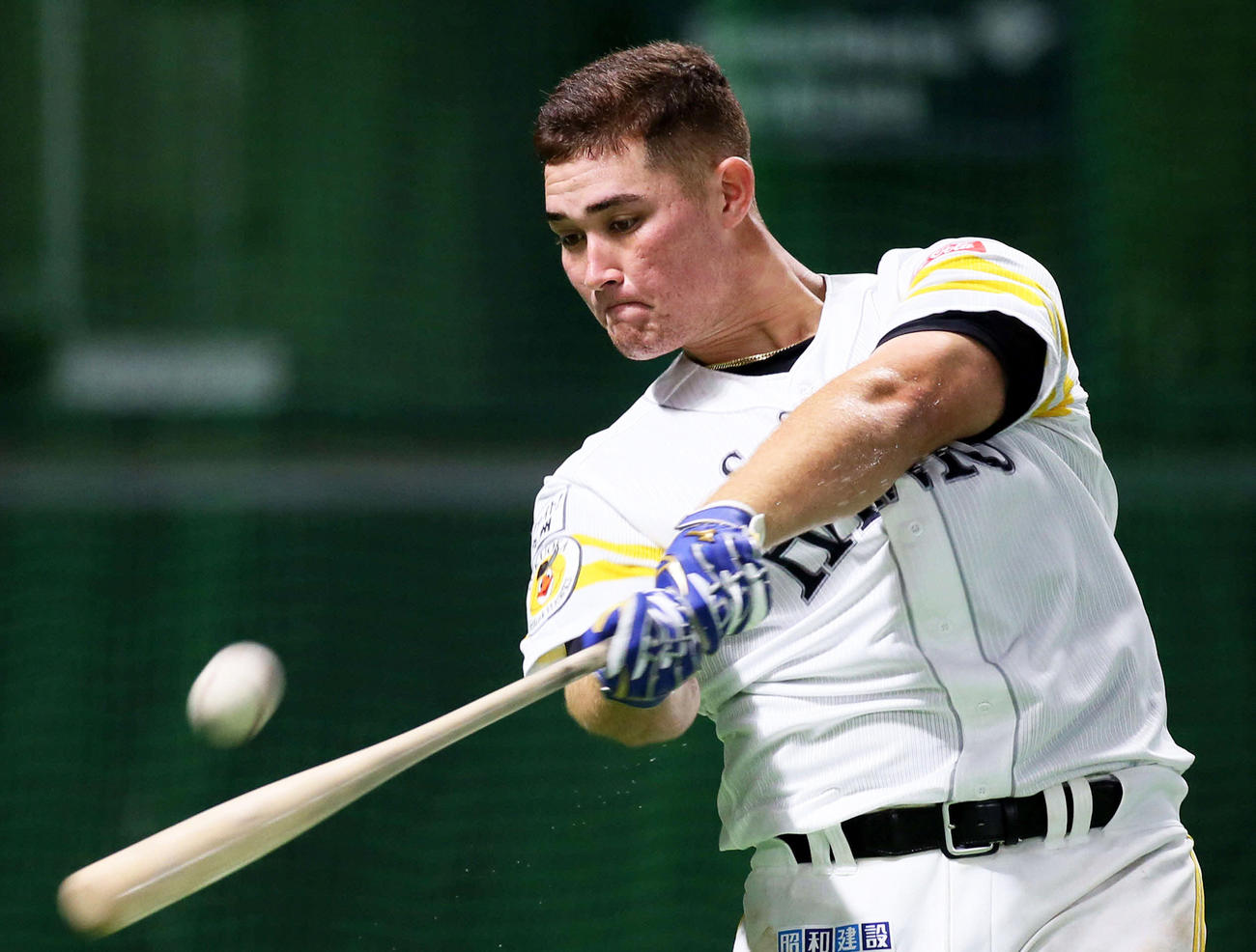 ロングティーを行う砂川リチャード
