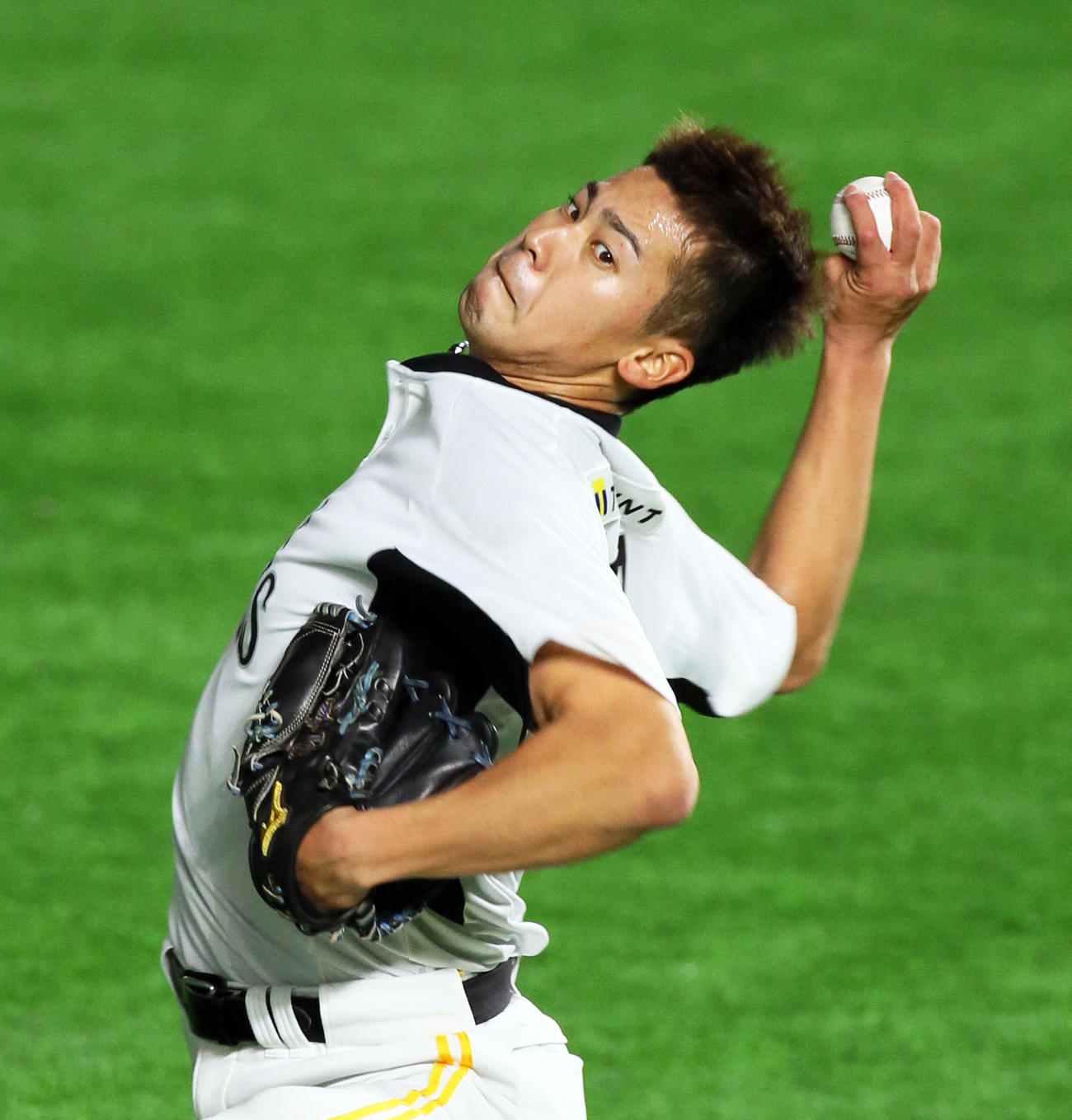 キャッチボールする尾形崇斗