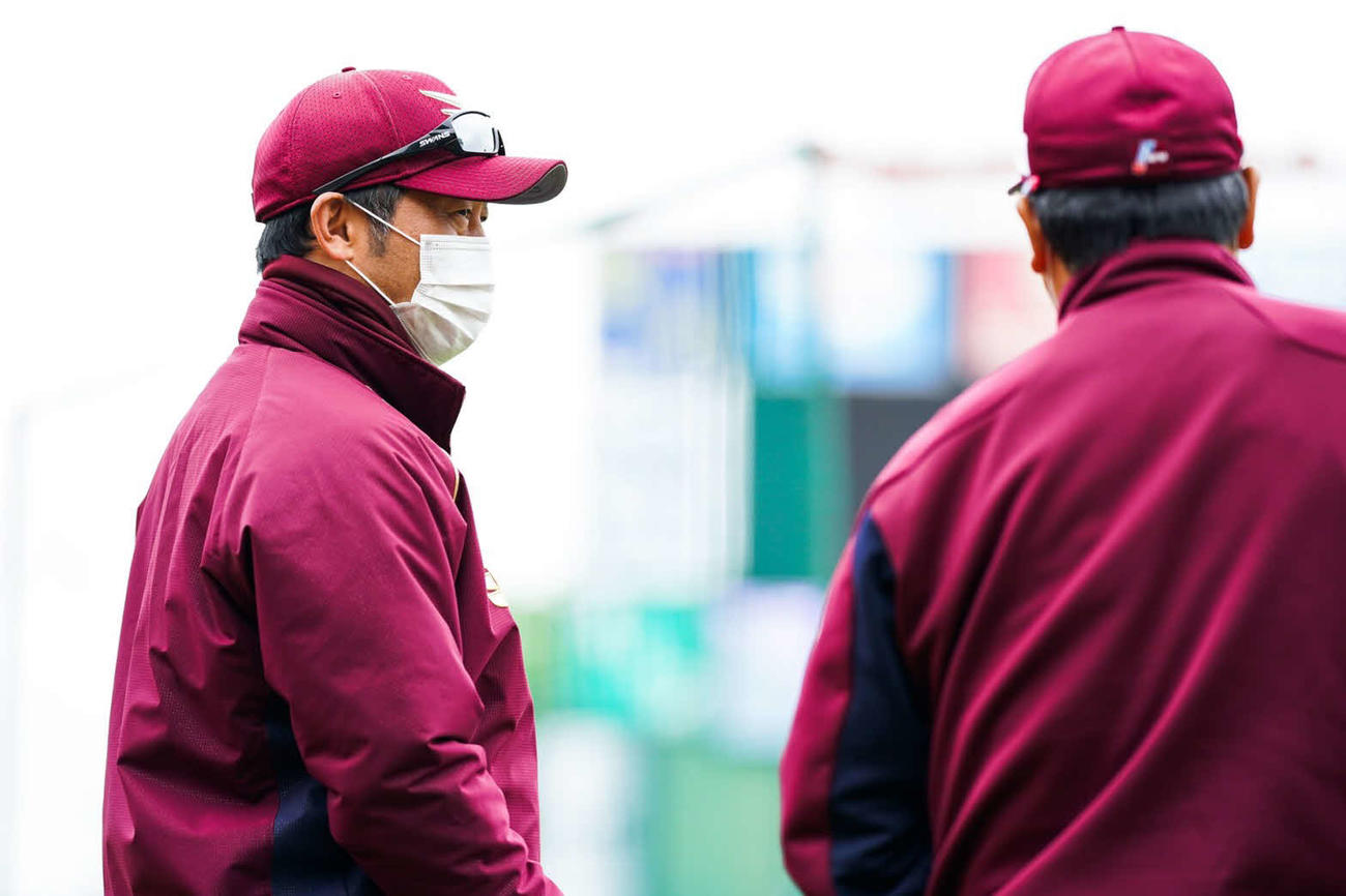 グループ練習を視察する楽天三木監督（左）。右は野村作戦コーチ（球団提供）