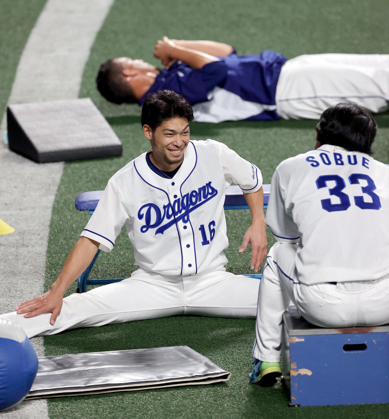 祖父江大輔（右）と談笑する又吉克樹