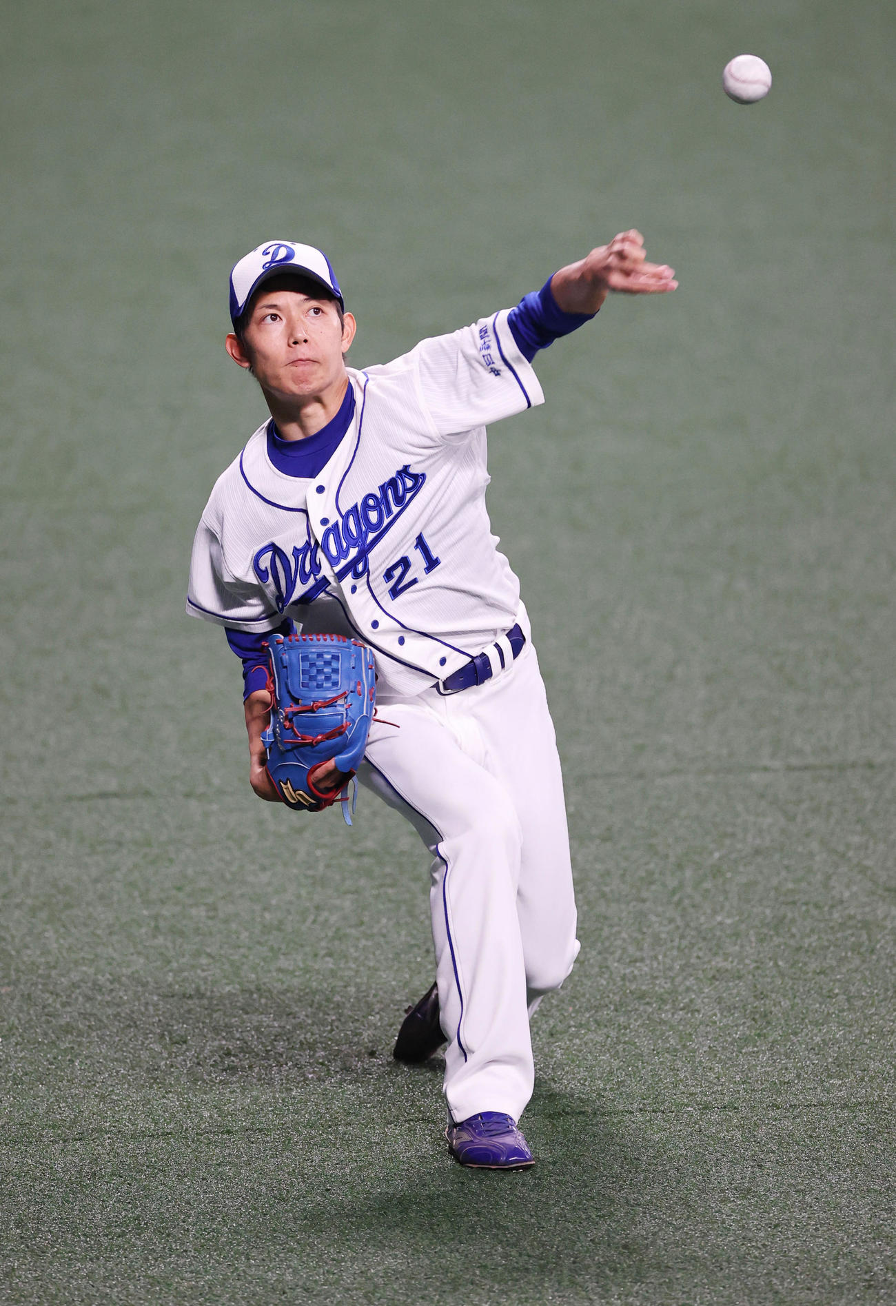 キャッチボールをする岡田俊哉