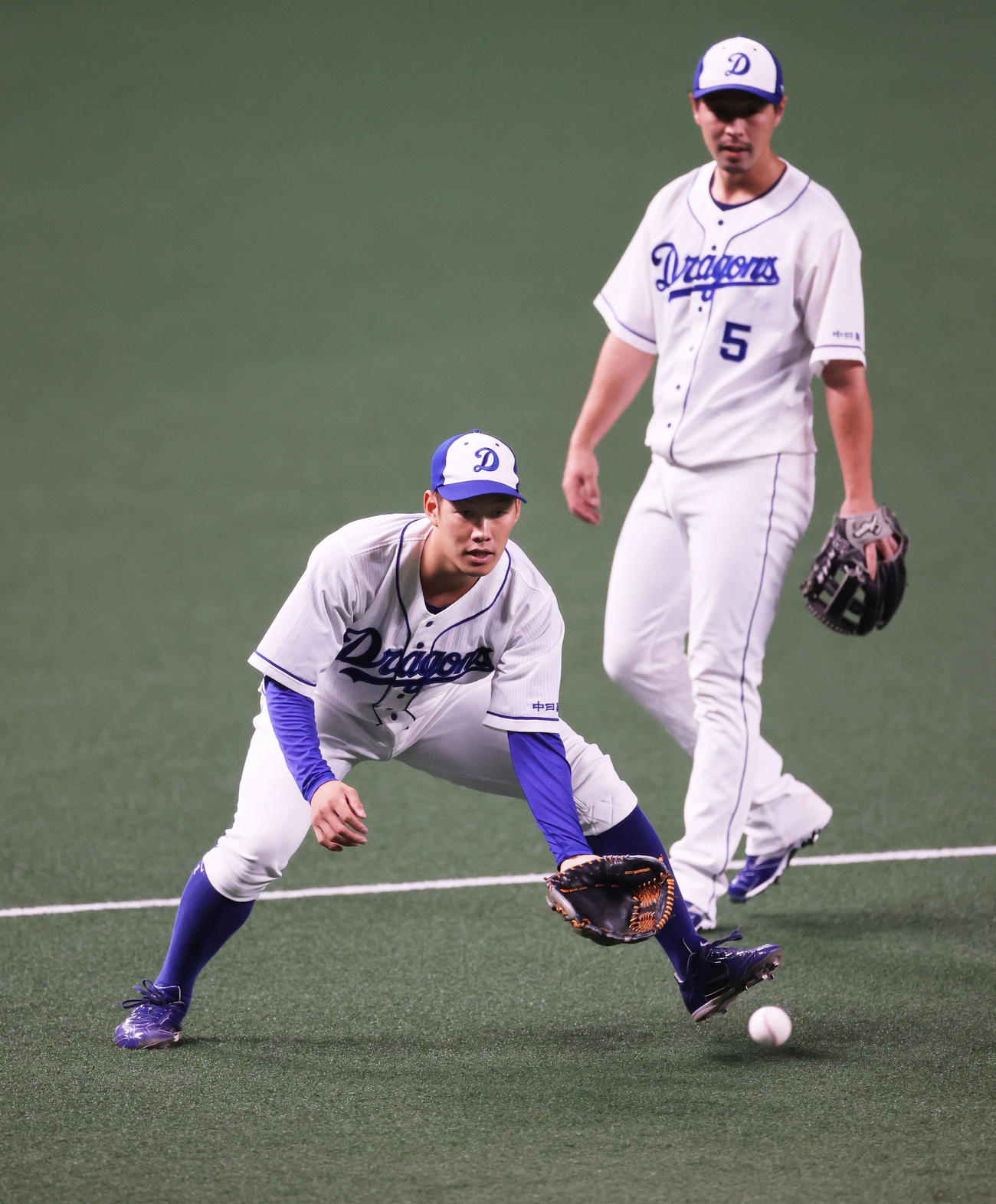ノックを受ける京田陽太（左）右は阿部寿樹