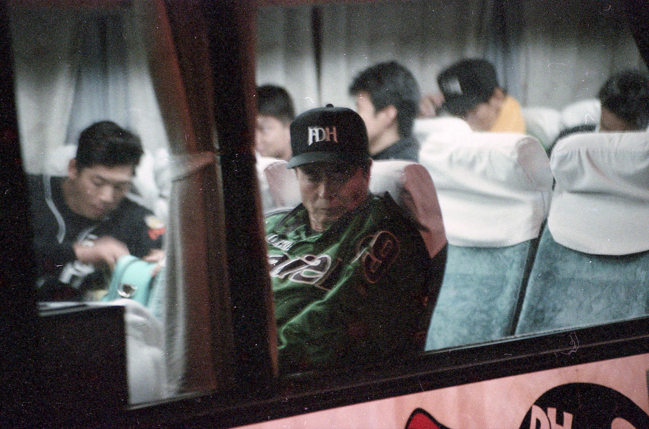 96年5月7日、バスを取り囲まれ罵声を浴びるダイエー王貞治監督ら