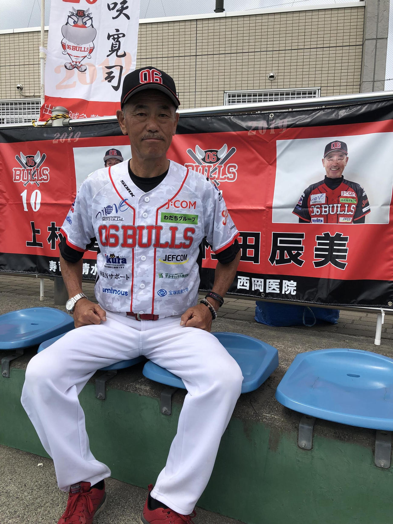 ユニホーム姿でインタビューに応じる村田氏