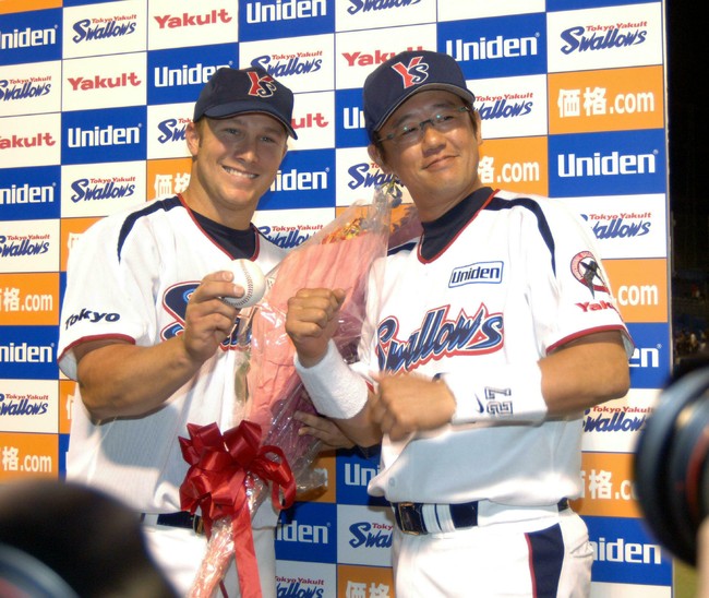 試合後、古田監督と喜ぶガトームソン（06年5月25日）