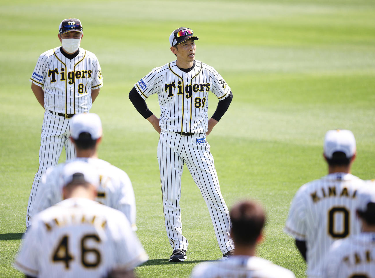 集合練習を前に選手の前で話す矢野耀大監督（球団提供）
