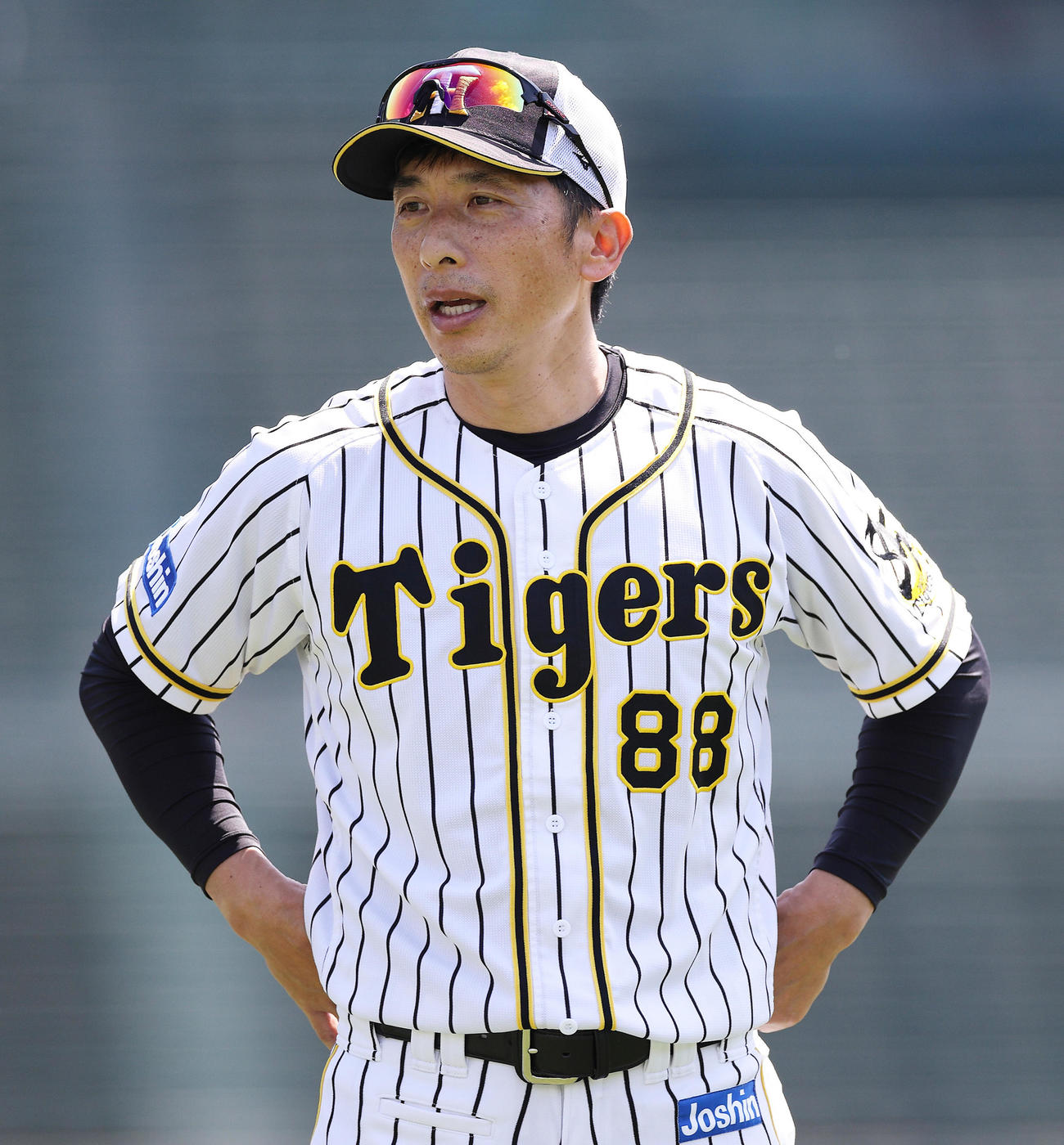 集合練習を前に選手の前で話す矢野耀大監督（球団提供）