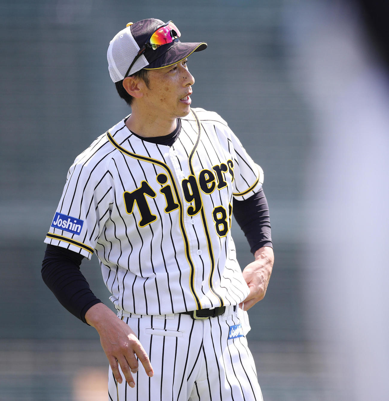 集合練習を前に選手の前で話す矢野耀大監督（球団提供）