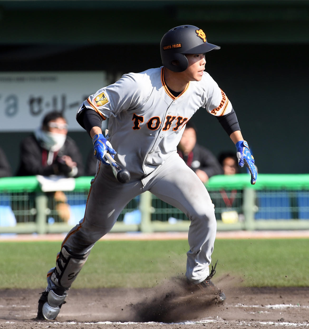 ボールの行方を見て走り出す巨人育成の松原（2020年2月8日撮影）