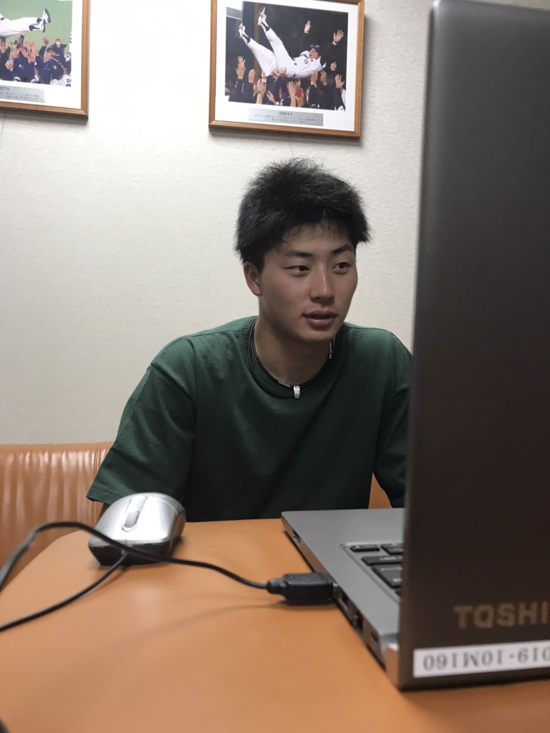 オンライン会議システム「Zoom」で取材に応じるヤクルト広岡（球団提供）