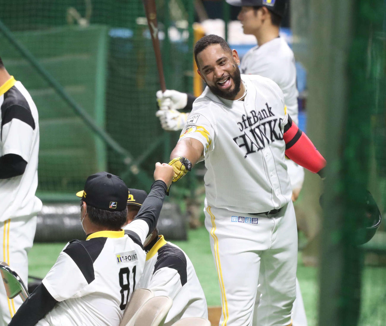 シート打撃で本塁打を放ち工藤監督（左）とグータッチするバレンティン（代表撮影）