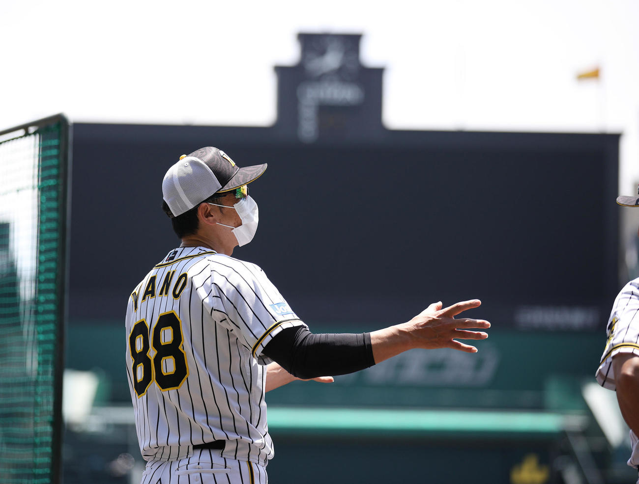 集合練習をみる矢野監督（球団提供）