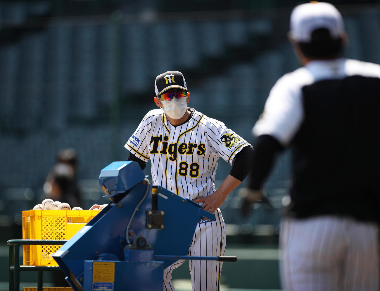 集合練習をみる矢野監督（球団提供）
