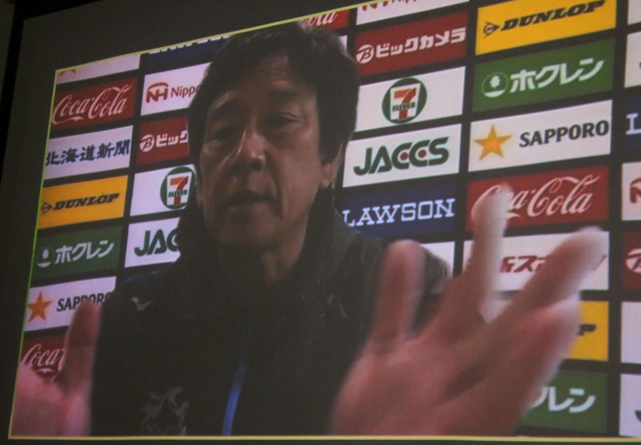 札幌市内の施設でオンライン取材に対応した日本ハム栗山監督（撮影・木下大輔）