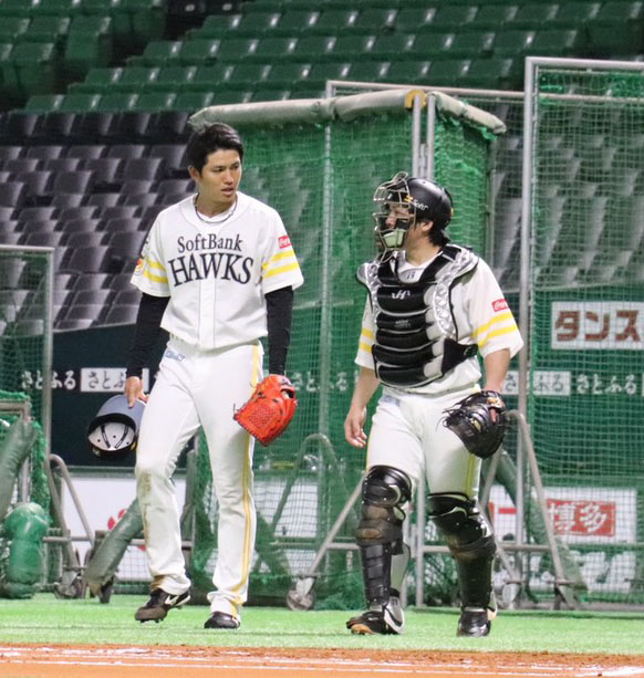 シート打撃に登板した高橋礼は甲斐拓也（右）と話をする（撮影・球団提供）