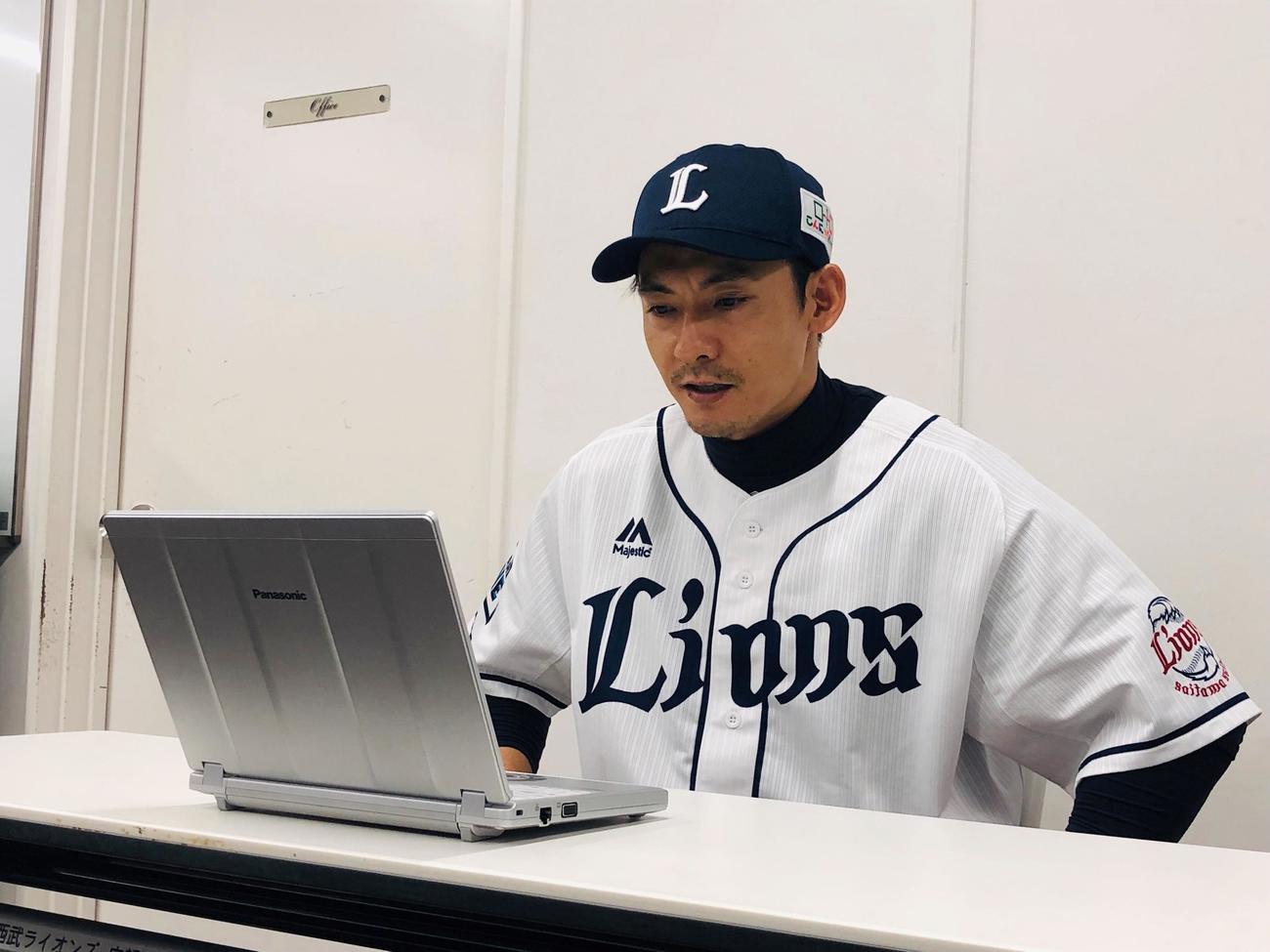 オンライン取材を受ける西武栗山（球団提供）