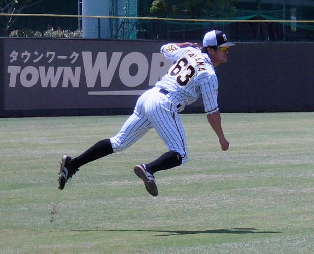 鳴尾浜で守備練習を行う板山（球団提供）