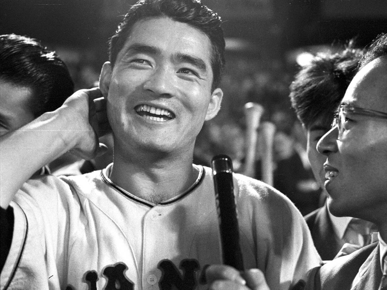 天覧試合でサヨナラ2点本塁打を放ちインタビューを受ける長嶋茂雄（1959年6月25日撮影）