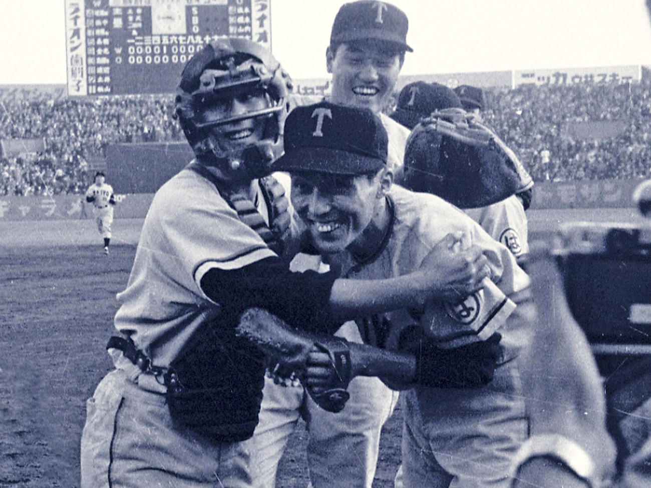 大毎との日本シリーズを制し土井淳（左）と笑顔で抱き合う秋山登（1960年10月15日撮影）