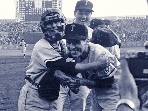 大毎との日本シリーズを制し土井淳(左)と笑顔で抱き合う秋山登(1960年10月15日撮影)