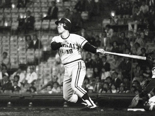 史上2人目の通算600号を放つ野村克也(1975年5月22日撮影)