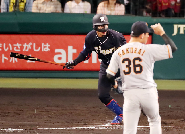 6回裏阪神2死、フェースガードをつけて代打出場した鳥谷敬は三ゴロを放つ（17年5月25日）