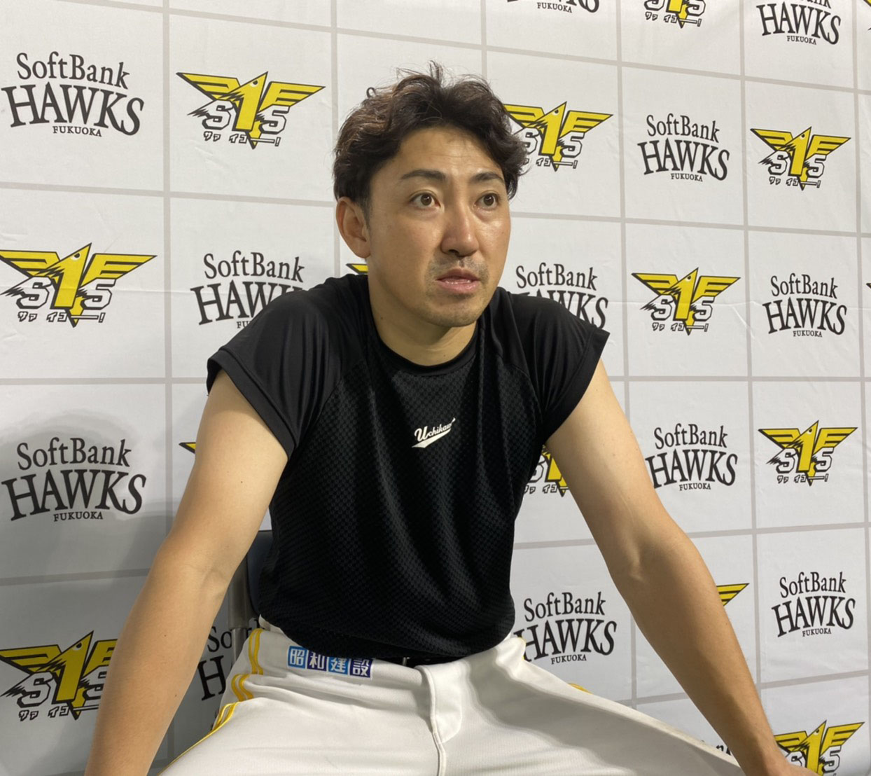オンラインで取材に応じる内川聖一（球団提供）
