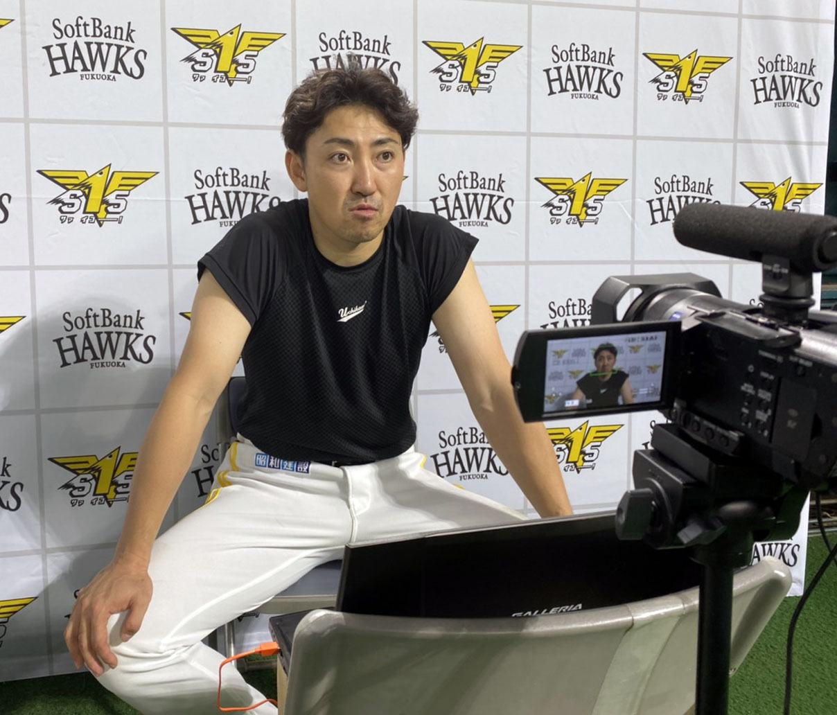 オンラインで取材に応じる内川聖一（球団提供）