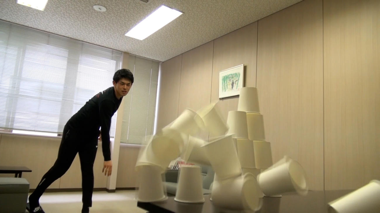 YouTube動画でヤクルト奥川が紹介していた紙コップチャレンジを行うロッテ佐々木朗