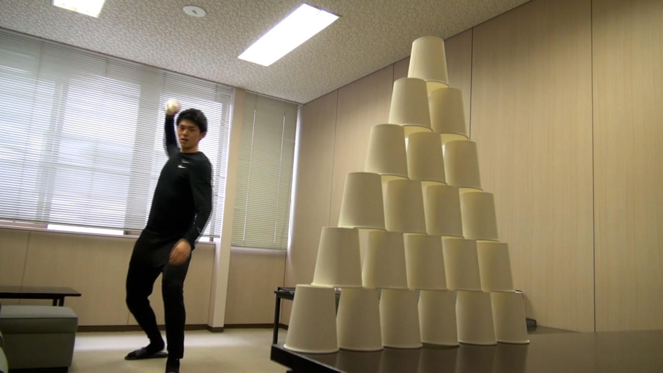 YouTube動画でヤクルト奥川が紹介していた紙コップチャレンジを行うロッテ佐々木朗