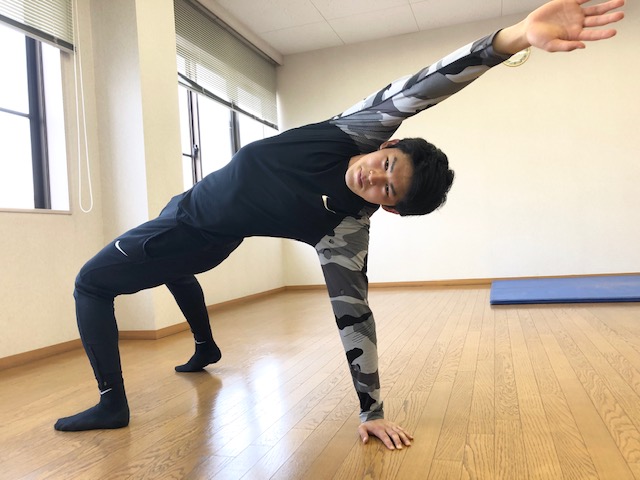 YouTube動画でマトリックスというストレッチを実演するロッテ佐々木朗
