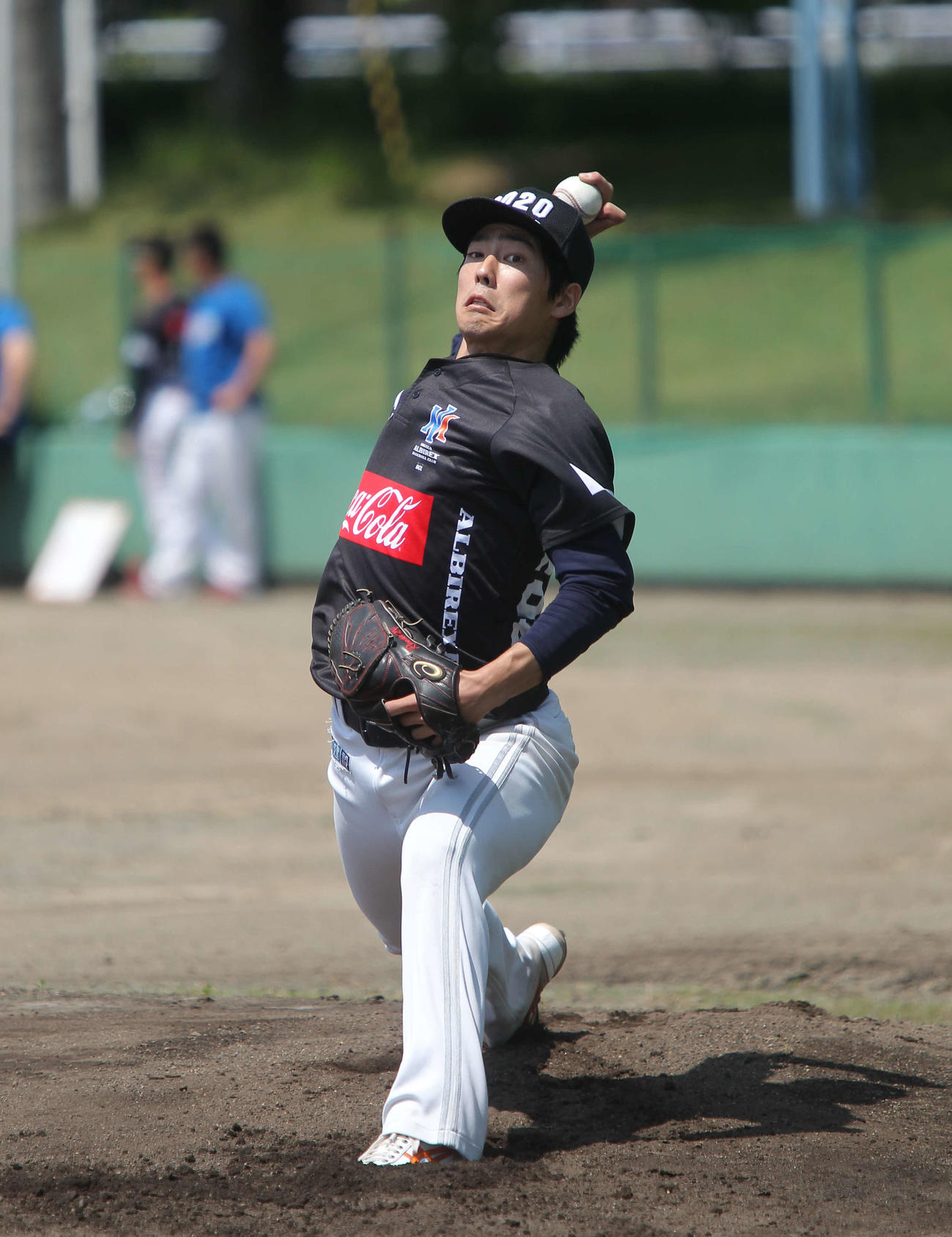 プルベンで投げ込む小野