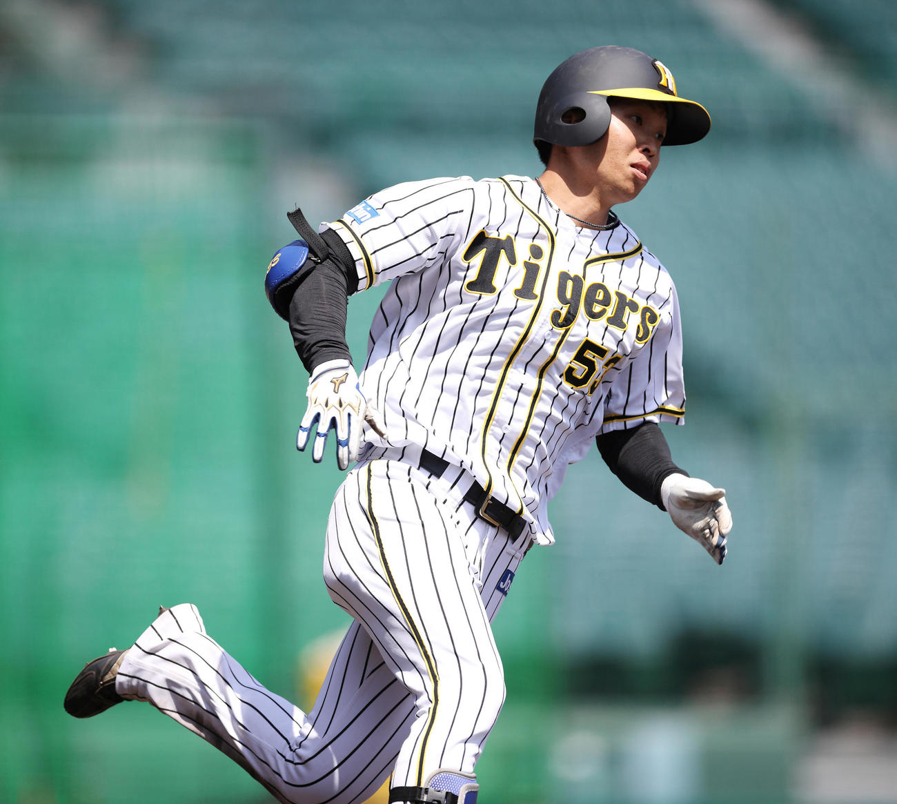 シート打撃で左線に打球を運び俊足をいかして二塁打とする島田海吏（球団提供）