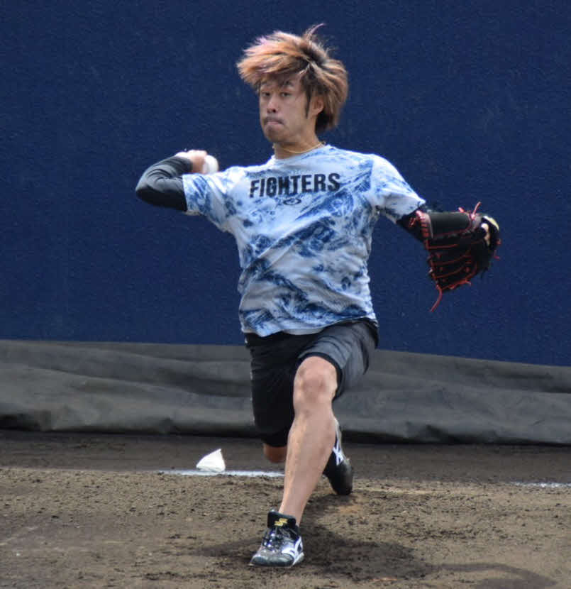 ブルペンで投球練習をする日本ハム秋吉（球団提供）