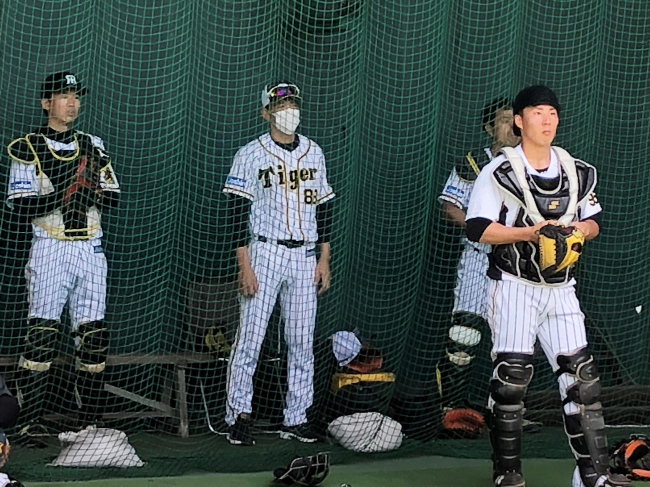 鳴尾浜を視察する矢野監督（中央）（球団提供）