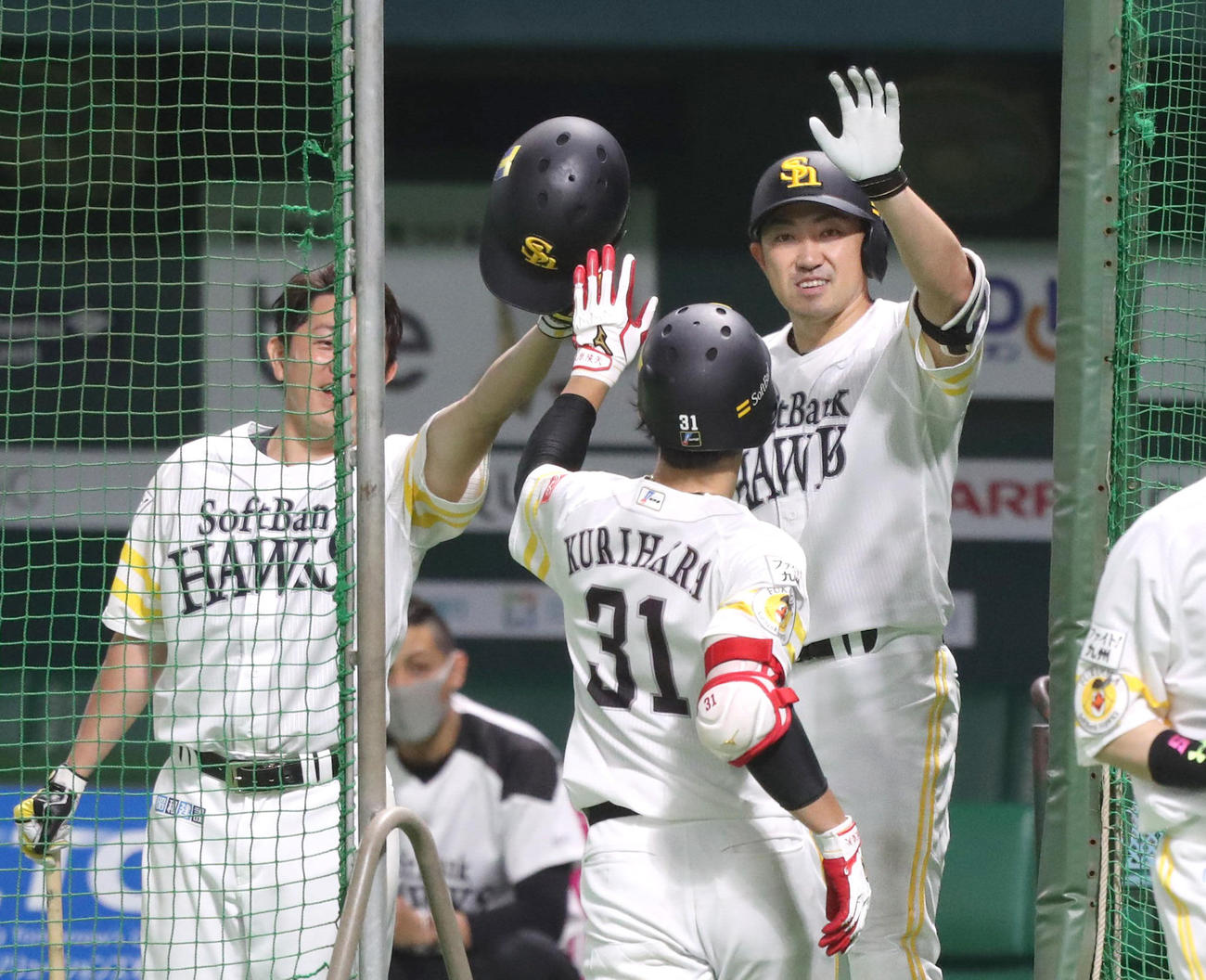 シート打撃で本塁打を放った栗原（手前）を出迎える内川（右）と川島（代表撮影）