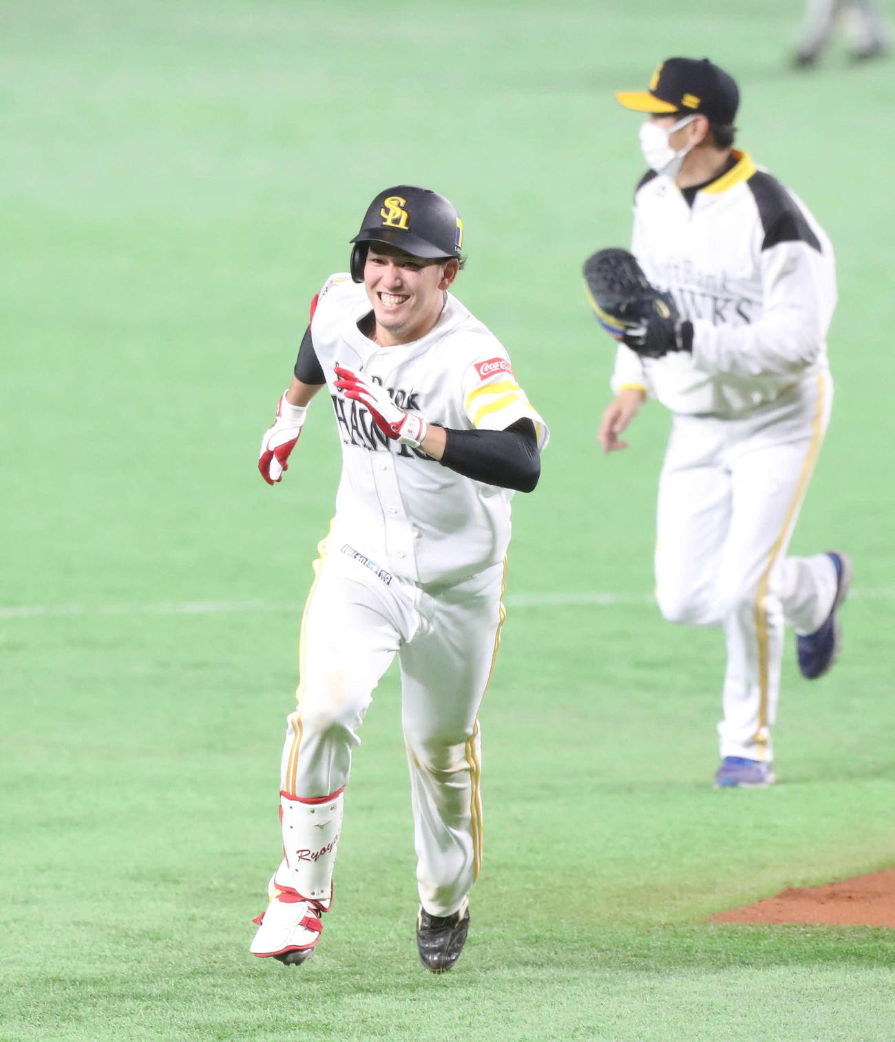 シート打撃で二塁打を放ち送球間に笑顔で三塁に向かう栗原（代表撮影）