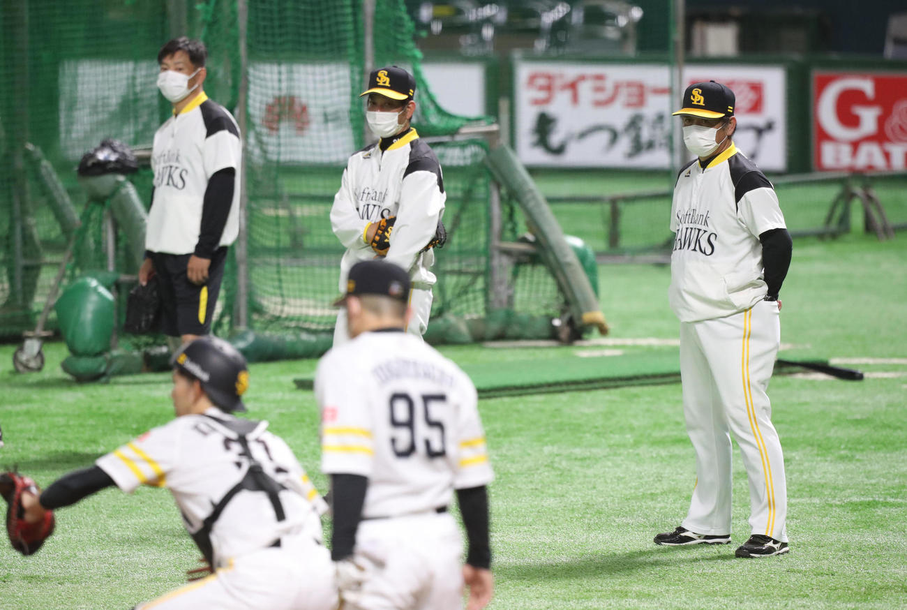 練習を見守る工藤監督（右）（代表撮影）