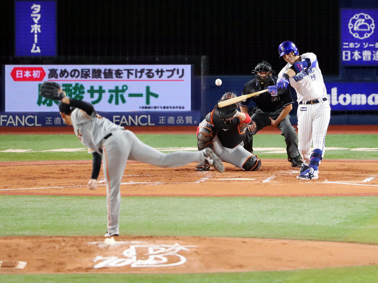 DeNA対巨人　先制の中越えソロ本塁打を放つソト。投手桜井（2019年9月11日撮影）