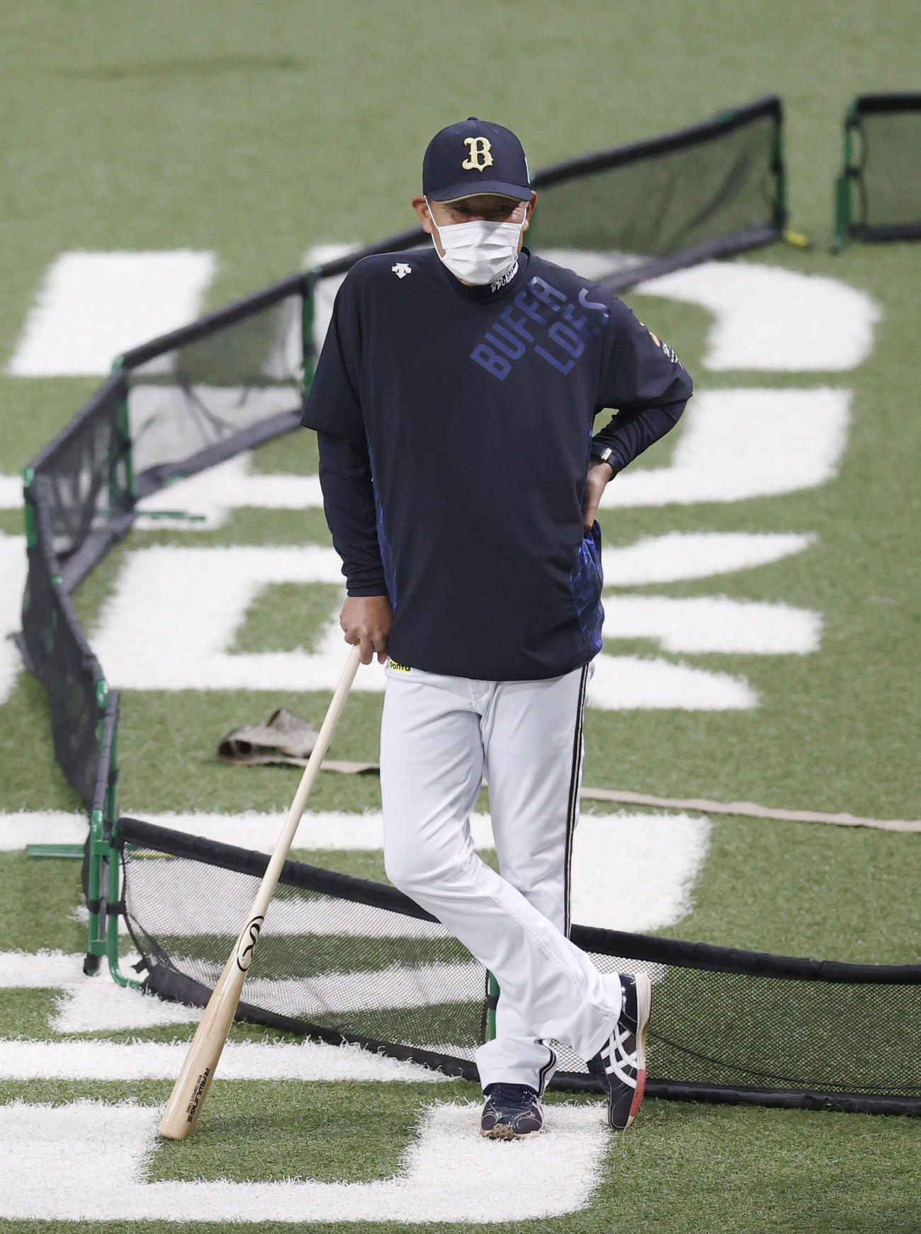 マスク姿で練習を見守るオリックス西村監督（共同）